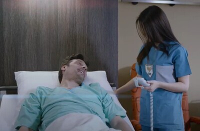 Медсестра стоит рядом с кроватью пациента