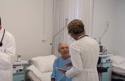 Пожилой пациент беседует с врачом в клинике