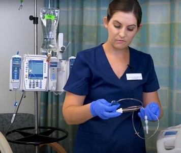 Медсестра держит в руках элементы капельницы