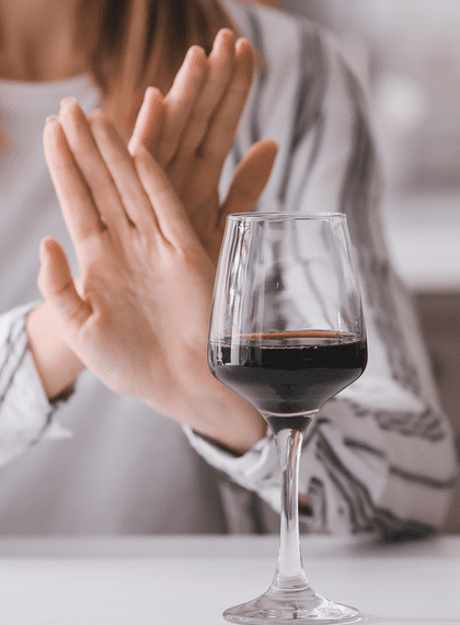 Руки крестом перед бокалом с вином
