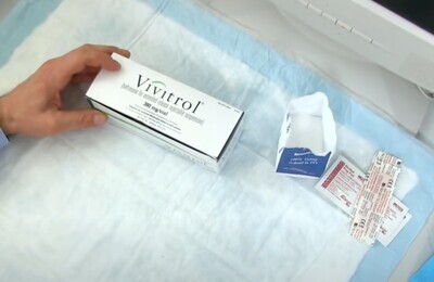 Препарат Вивитрол и его упаковка на столе