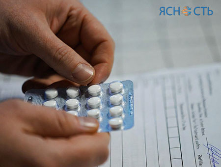 Блистер с таблетками в руках человека